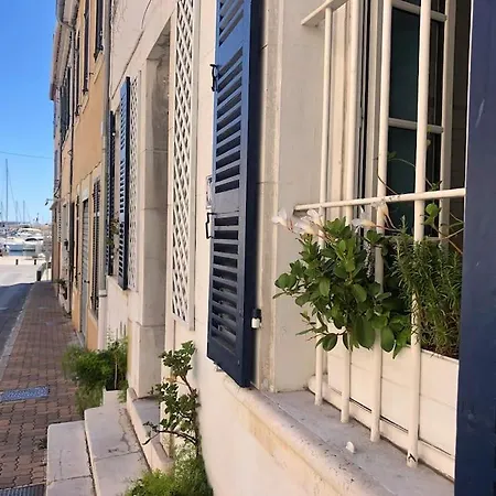 Du Marin Sur Port De La Ciotat