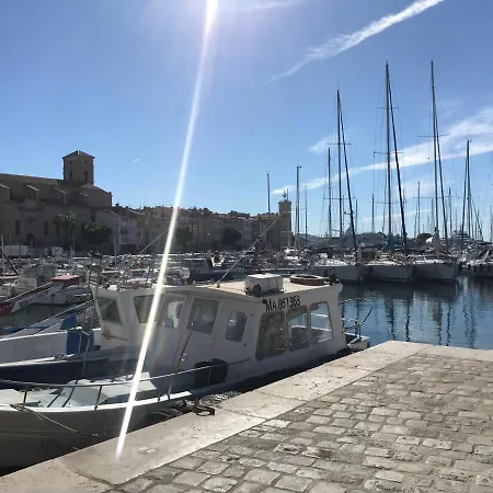 Du Marin Sur Port De Ла-Сьота