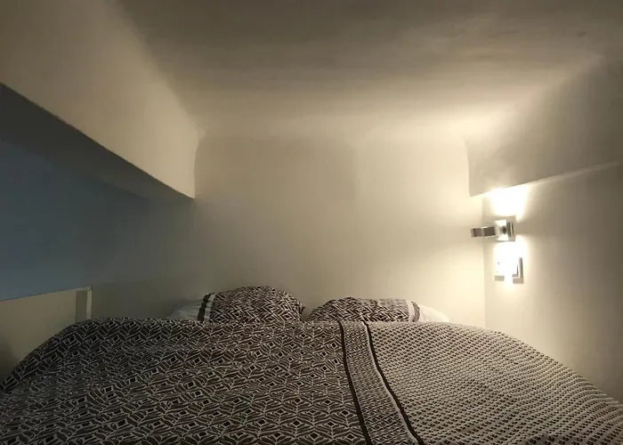 Du Marin Sur Port De *